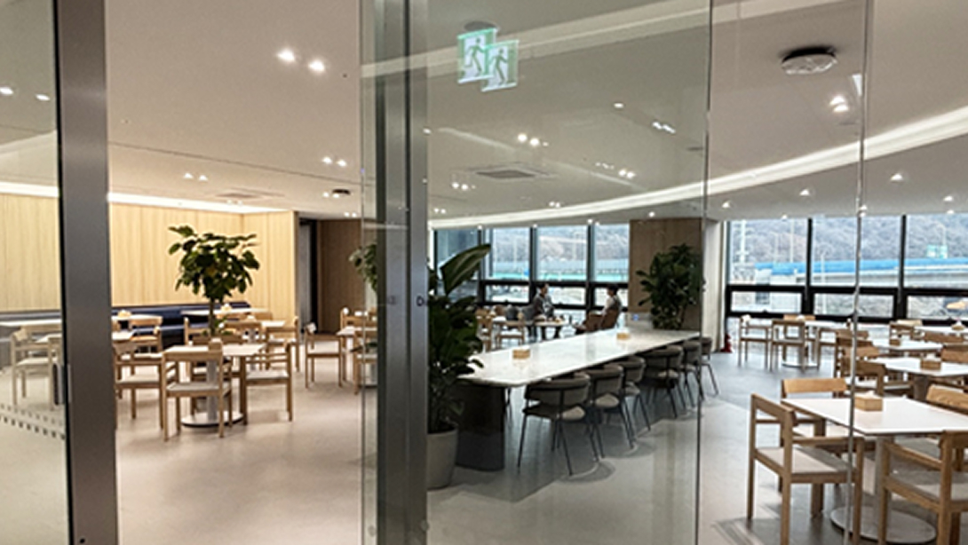 창가 쪽에 식탁이 놓인 라운지 사진