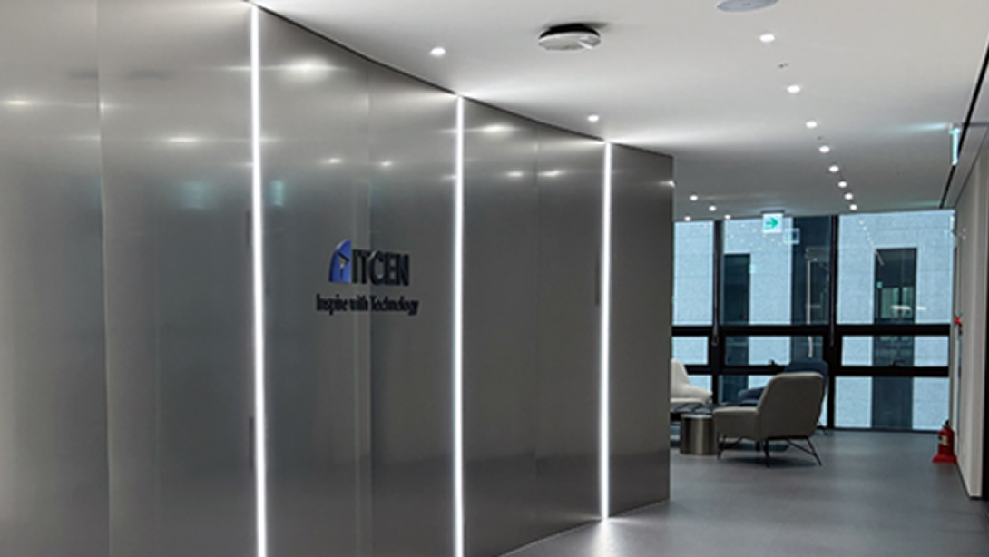 회색 벽면의 제안센터 복도 사진