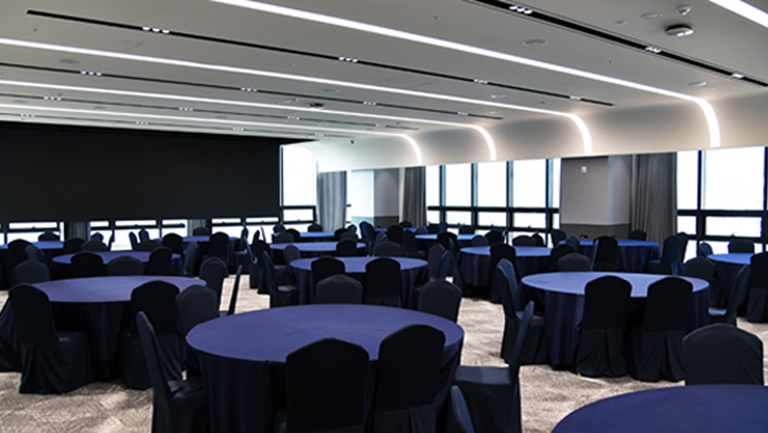 원형 테이블이 놓인 대형 연회장 사진