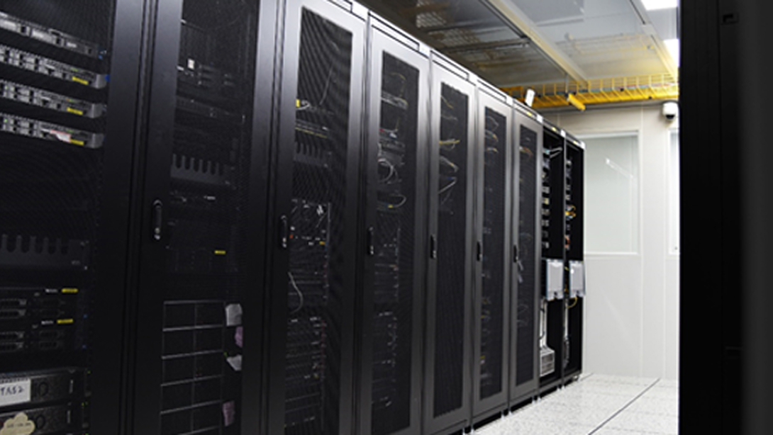 서버가 정렬된 전산센터 내부 사진