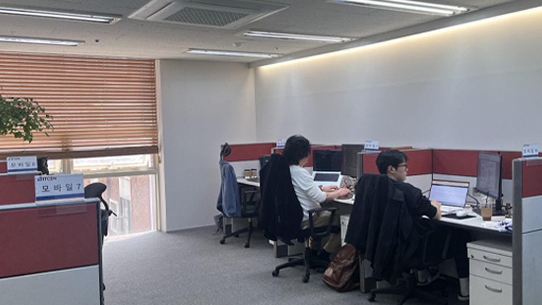 직원들이 업무 중인 거점 오피스 사진