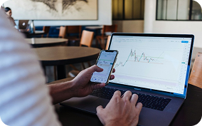 사무실에서 작업하는 모습